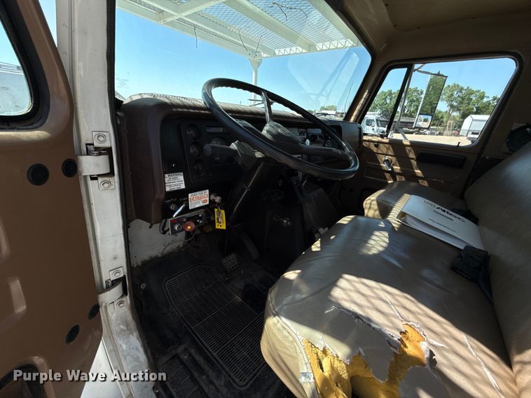 image for item ET6157 1986 International F1954 bucket truck
