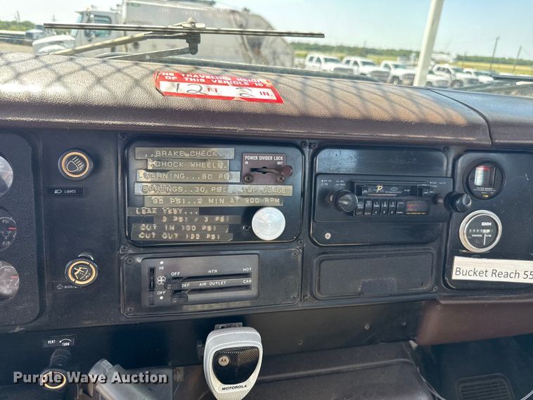 image for item ET6157 1986 International F1954 bucket truck