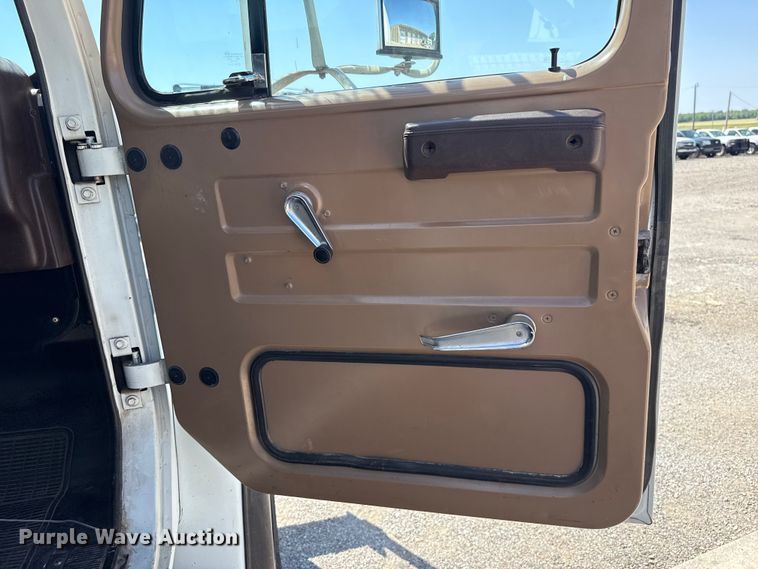 image for item ET6157 1986 International F1954 bucket truck