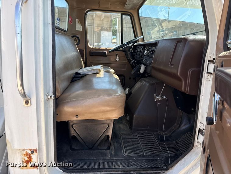 image for item ET6157 1986 International F1954 bucket truck