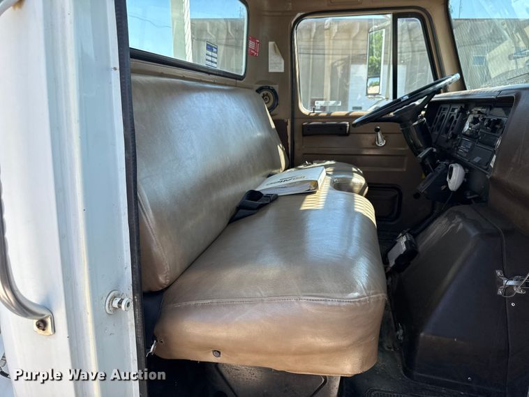 image for item ET6157 1986 International F1954 bucket truck