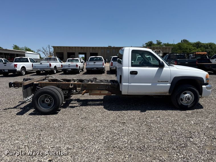 image for item ET6162 2006 GMC Sierra 3500 truck cab and chassis