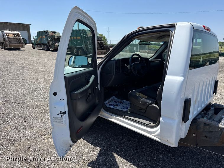 image for item ET6162 2006 GMC Sierra 3500 truck cab and chassis