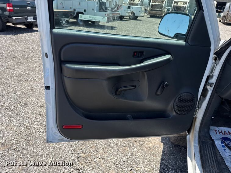 image for item ET6162 2006 GMC Sierra 3500 truck cab and chassis