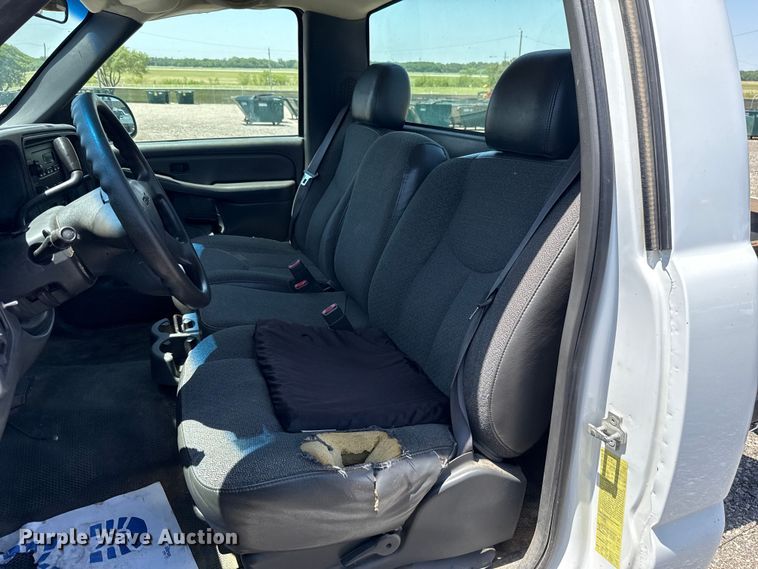 image for item ET6162 2006 GMC Sierra 3500 truck cab and chassis