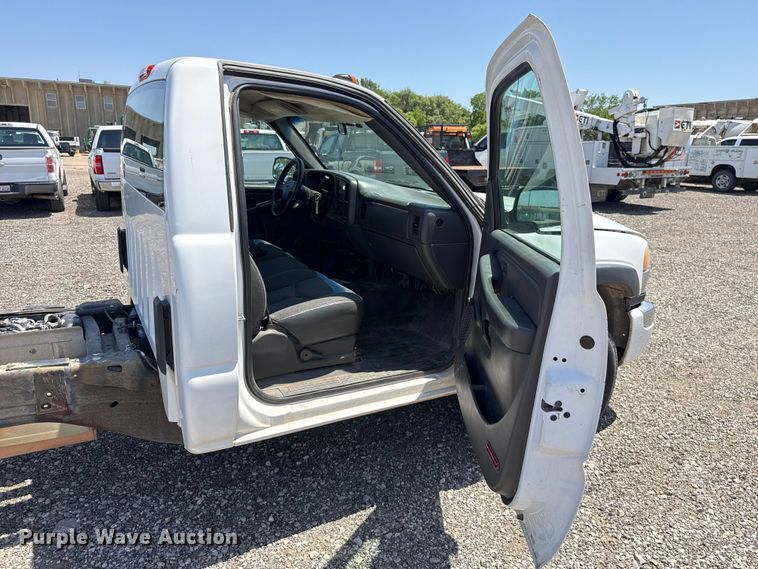 image for item ET6162 2006 GMC Sierra 3500 truck cab and chassis