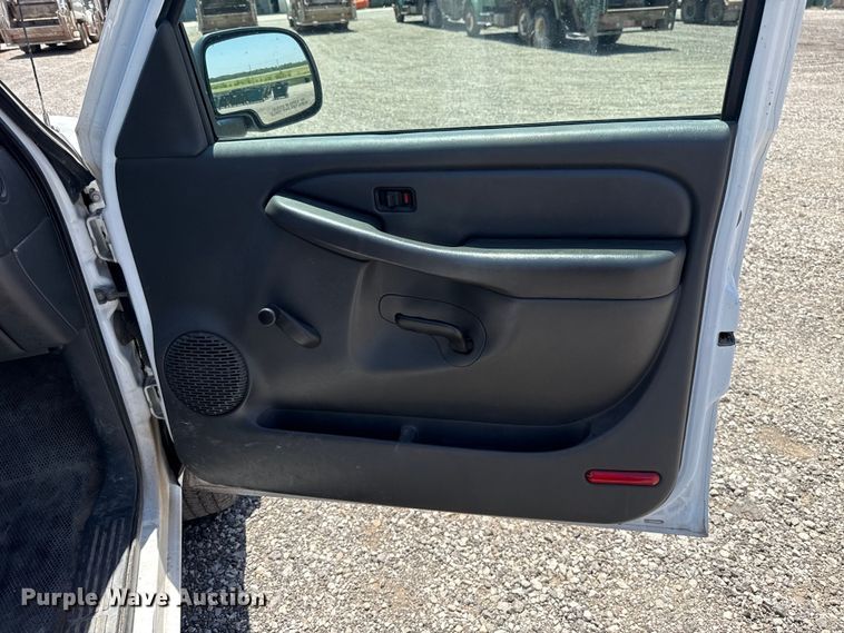 image for item ET6162 2006 GMC Sierra 3500 truck cab and chassis