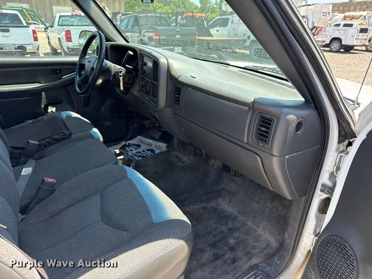 image for item ET6162 2006 GMC Sierra 3500 truck cab and chassis