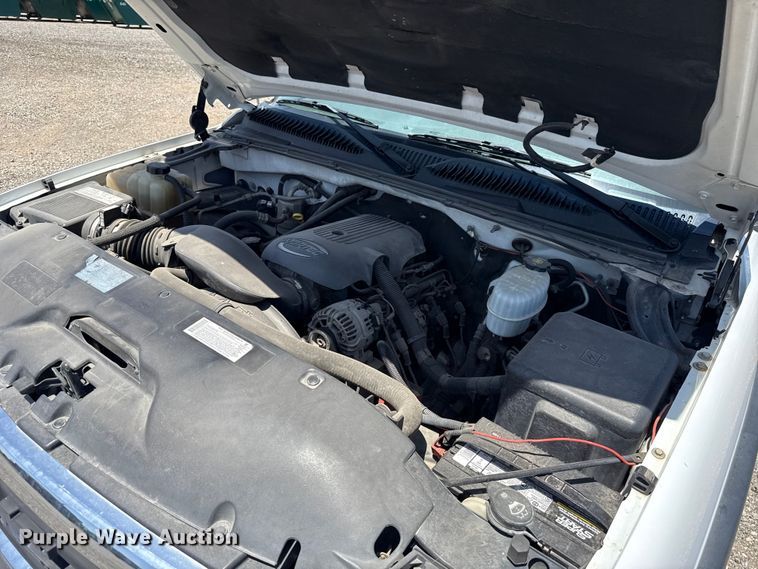 image for item ET6162 2006 GMC Sierra 3500 truck cab and chassis