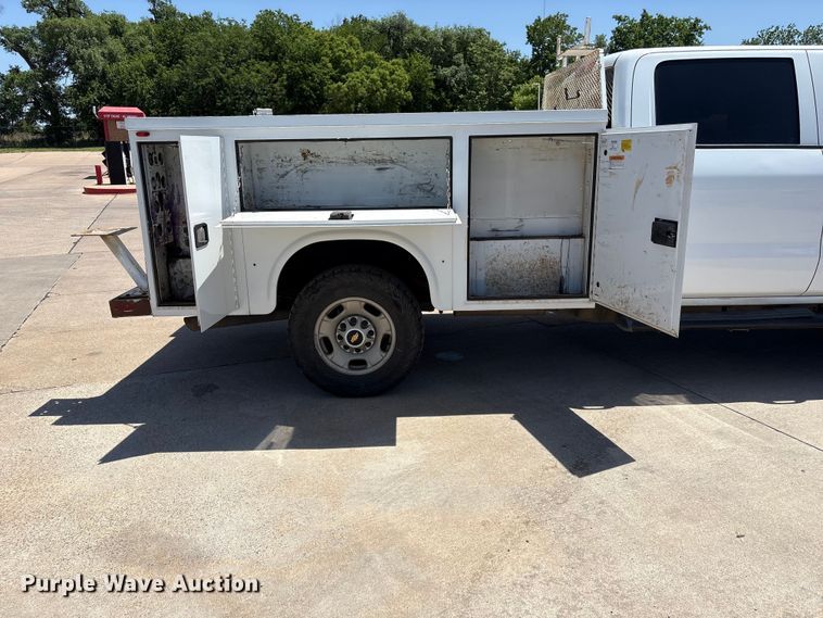 image for item ET6163 2016 Chevrolet Silverado 2500HD Crew Cab utility bed pickup truck