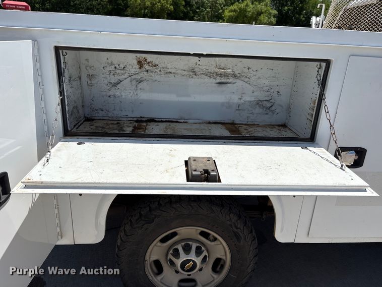 image for item ET6163 2016 Chevrolet Silverado 2500HD Crew Cab utility bed pickup truck