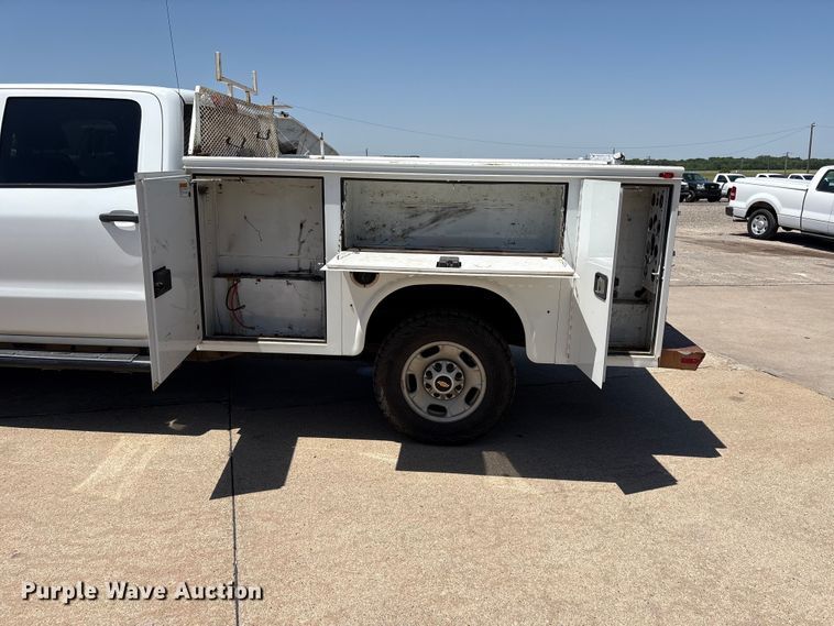 image for item ET6163 2016 Chevrolet Silverado 2500HD Crew Cab utility bed pickup truck