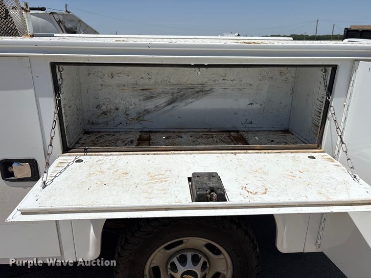 image for item ET6163 2016 Chevrolet Silverado 2500HD Crew Cab utility bed pickup truck
