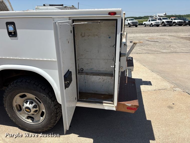 image for item ET6163 2016 Chevrolet Silverado 2500HD Crew Cab utility bed pickup truck