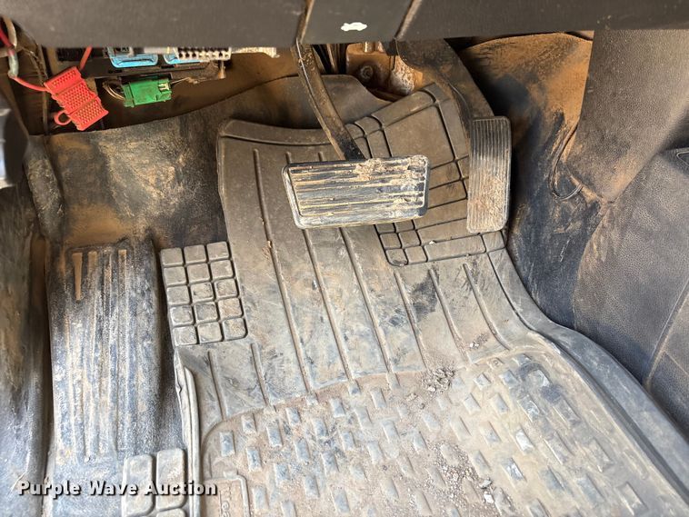 image for item ET6163 2016 Chevrolet Silverado 2500HD Crew Cab utility bed pickup truck
