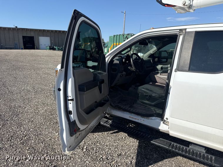 image for item ET6164 2019 Ford F550 Super Duty XL bucket truck