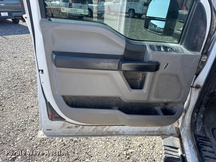 image for item ET6164 2019 Ford F550 Super Duty XL bucket truck