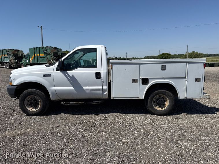 image for item ET6166 2004 Ford F250 Super Duty XL utility bed pickup truck