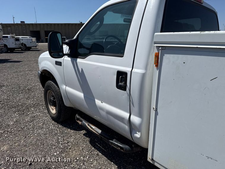 image for item ET6166 2004 Ford F250 Super Duty XL utility bed pickup truck