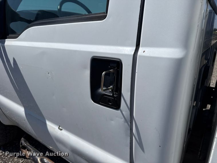 image for item ET6166 2004 Ford F250 Super Duty XL utility bed pickup truck