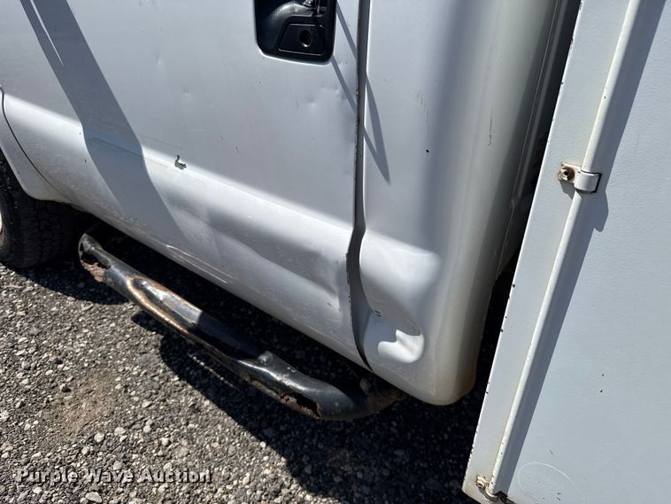 image for item ET6166 2004 Ford F250 Super Duty XL utility bed pickup truck