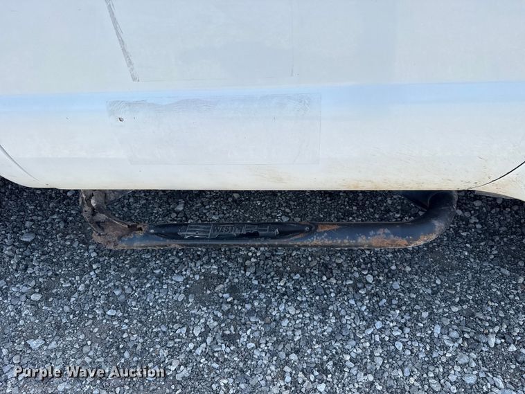 image for item ET6166 2004 Ford F250 Super Duty XL utility bed pickup truck