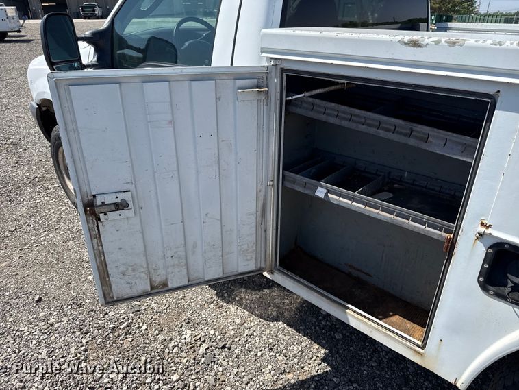 image for item ET6166 2004 Ford F250 Super Duty XL utility bed pickup truck