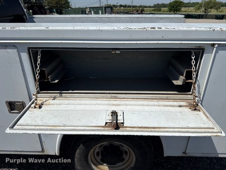 image for item ET6166 2004 Ford F250 Super Duty XL utility bed pickup truck