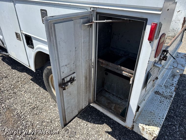 image for item ET6166 2004 Ford F250 Super Duty XL utility bed pickup truck