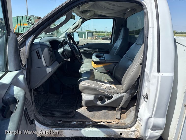 image for item ET6166 2004 Ford F250 Super Duty XL utility bed pickup truck