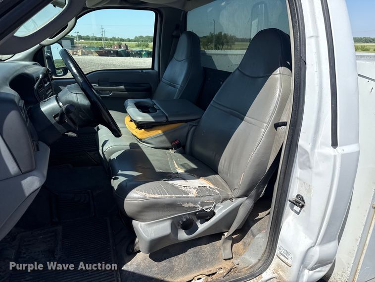 image for item ET6166 2004 Ford F250 Super Duty XL utility bed pickup truck