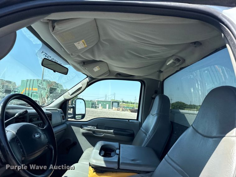 image for item ET6166 2004 Ford F250 Super Duty XL utility bed pickup truck