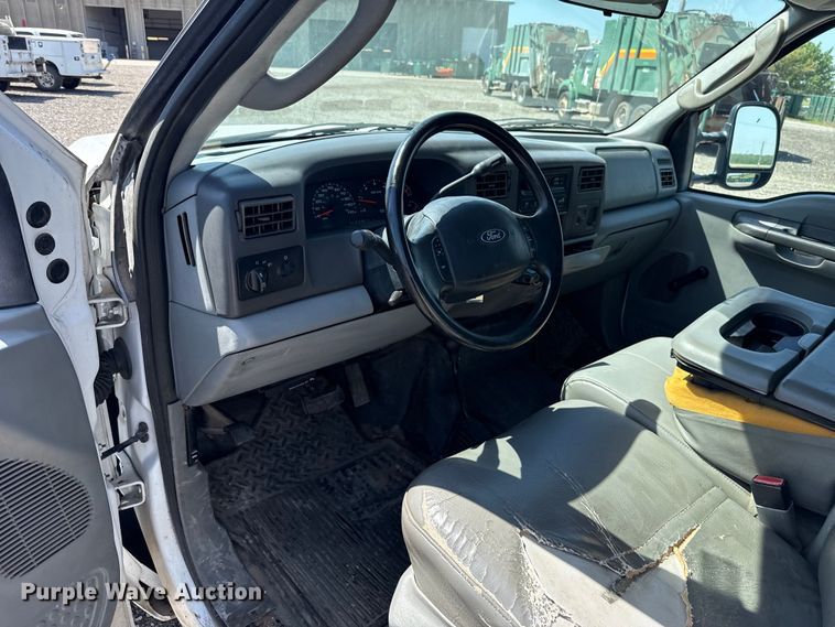 image for item ET6166 2004 Ford F250 Super Duty XL utility bed pickup truck