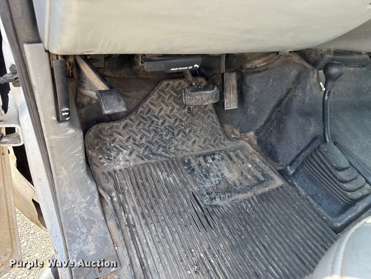 image for item ET6166 2004 Ford F250 Super Duty XL utility bed pickup truck