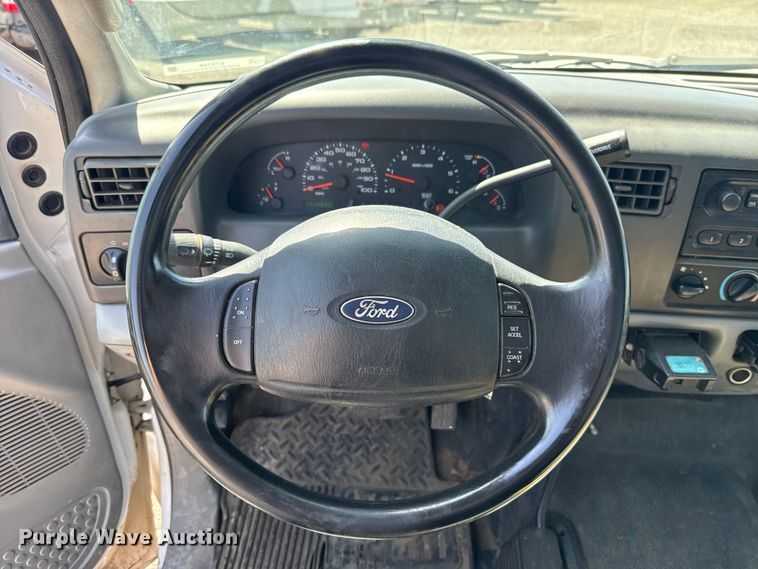 image for item ET6166 2004 Ford F250 Super Duty XL utility bed pickup truck