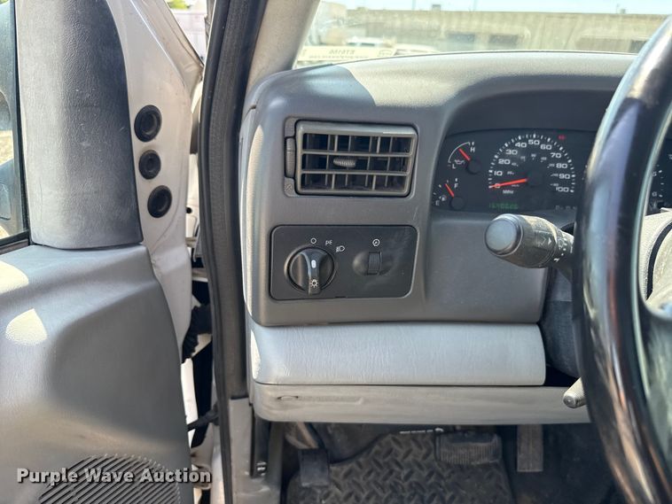 image for item ET6166 2004 Ford F250 Super Duty XL utility bed pickup truck