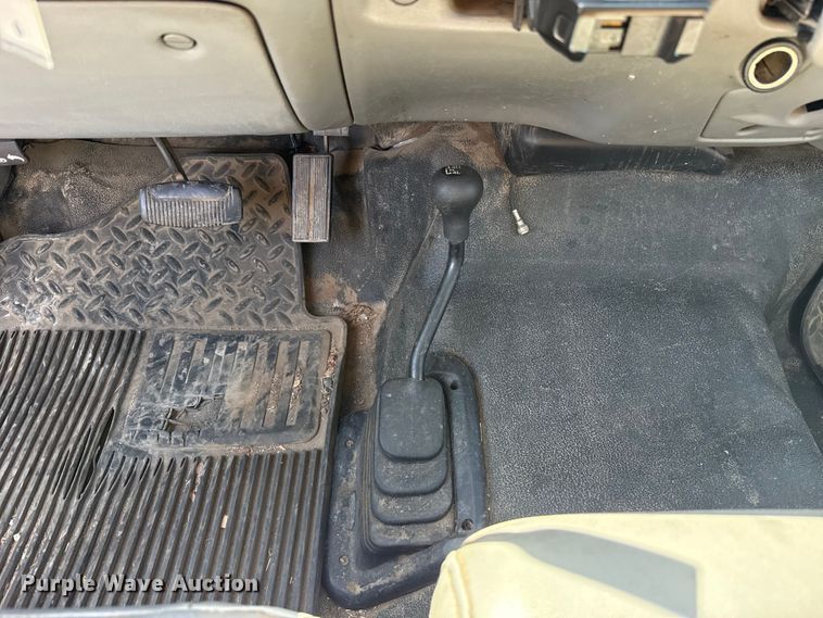 image for item ET6166 2004 Ford F250 Super Duty XL utility bed pickup truck