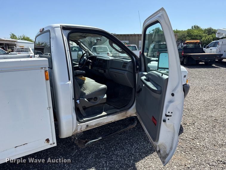 image for item ET6166 2004 Ford F250 Super Duty XL utility bed pickup truck