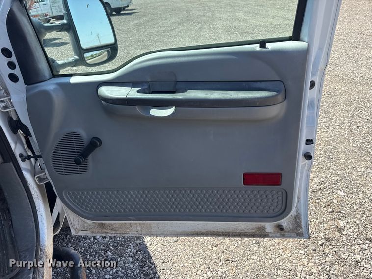 image for item ET6166 2004 Ford F250 Super Duty XL utility bed pickup truck