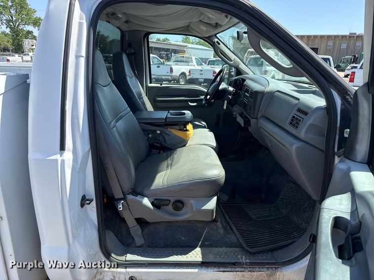 image for item ET6166 2004 Ford F250 Super Duty XL utility bed pickup truck