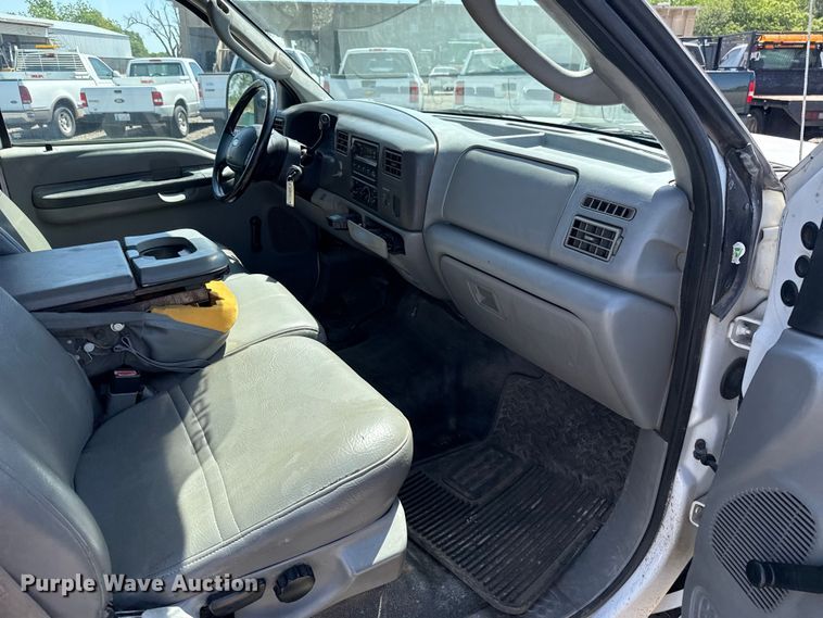 image for item ET6166 2004 Ford F250 Super Duty XL utility bed pickup truck