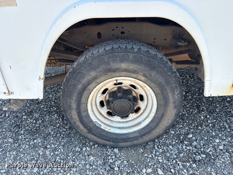 image for item ET6166 2004 Ford F250 Super Duty XL utility bed pickup truck