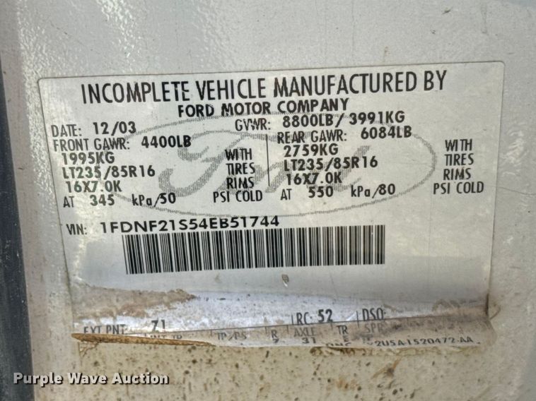 image for item ET6166 2004 Ford F250 Super Duty XL utility bed pickup truck