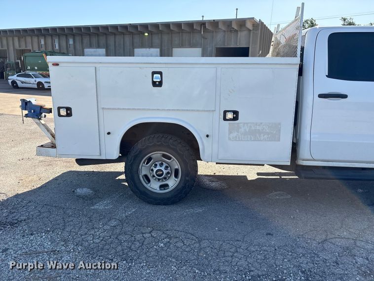 image for item ET6167 2016 Chevrolet Silverado 2500HD Crew Cab utility bed pickup truck