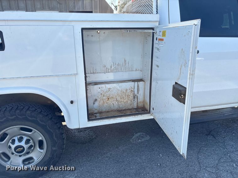 image for item ET6167 2016 Chevrolet Silverado 2500HD Crew Cab utility bed pickup truck
