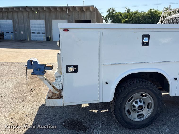 image for item ET6167 2016 Chevrolet Silverado 2500HD Crew Cab utility bed pickup truck