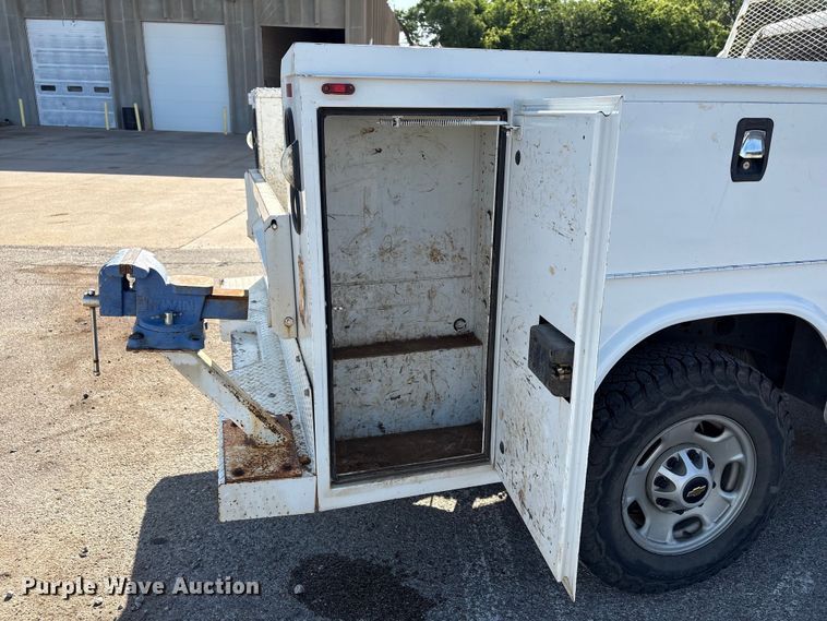 image for item ET6167 2016 Chevrolet Silverado 2500HD Crew Cab utility bed pickup truck
