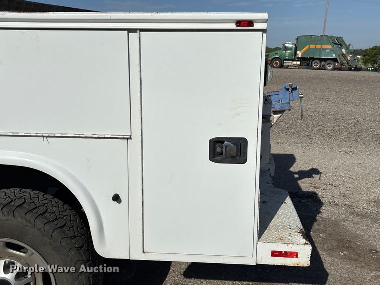 image for item ET6167 2016 Chevrolet Silverado 2500HD Crew Cab utility bed pickup truck