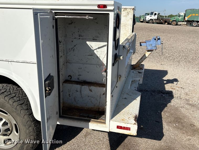 image for item ET6167 2016 Chevrolet Silverado 2500HD Crew Cab utility bed pickup truck