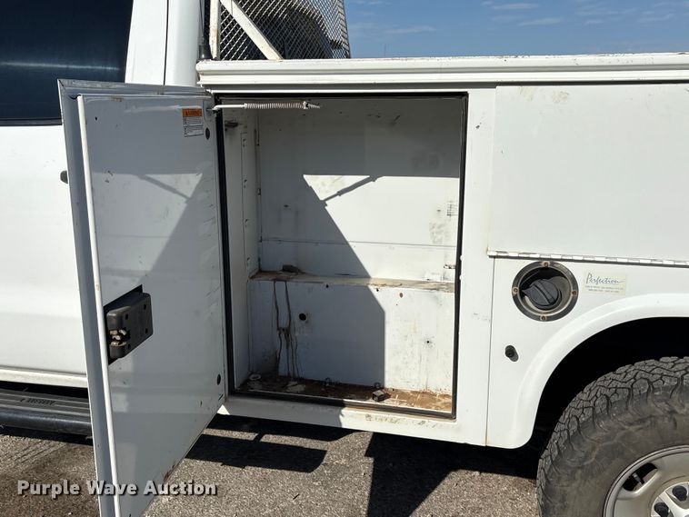 image for item ET6167 2016 Chevrolet Silverado 2500HD Crew Cab utility bed pickup truck